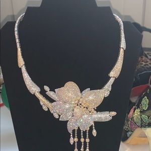 HIGH QUALITY necklace  . does not fade.